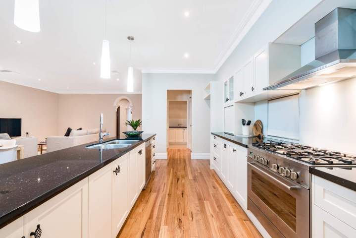 Modernisation complète de votre espace culinaire avec finitions haut de gamme